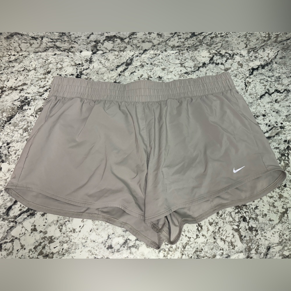 Like new very light gray Nike shorts
